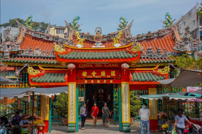 Quan Am Pagoda - Saigon Chinatown - saigonwalks