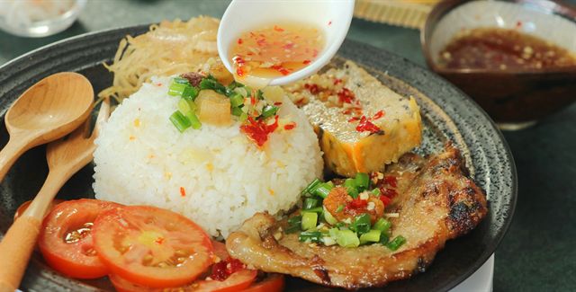 Walking in Saigon for enjoyment Saigon's cultural and culinary icon is broken rice | SaigonWalks
