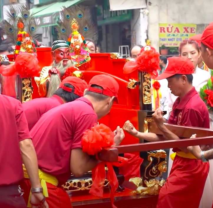 Guan Yu's procession on the first moon of the lunar new year | SaigonWalks